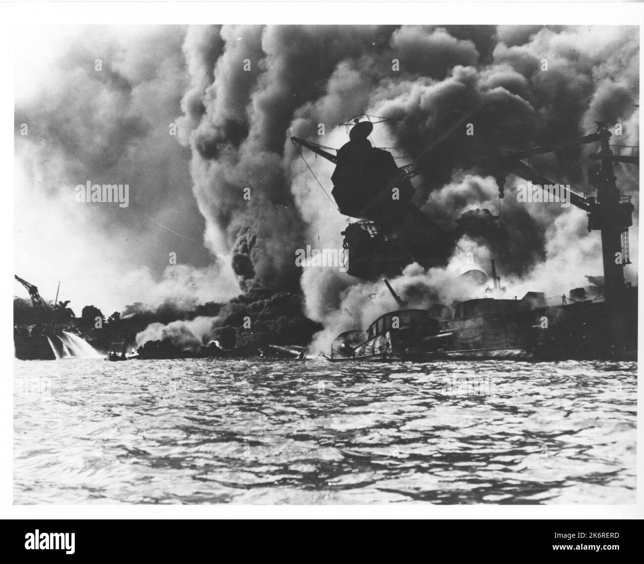 Photo de l'USS Arizona sur le feu après l'attaque de Pearl HarborJapanese sur Pearl Harbor. USS Arizona (BB39). Banque D'Images
