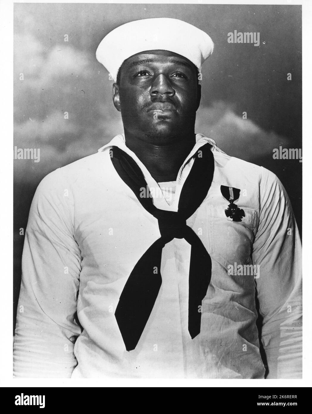 Photographie de Doris Miller montrant la Croix de la Marine reçue lors de la cérémonie à Pearl HarborFermer de Doris Miller montrant la Croix de la Marine reçue lors de la cérémonie à Pearl Harbor. Banque D'Images