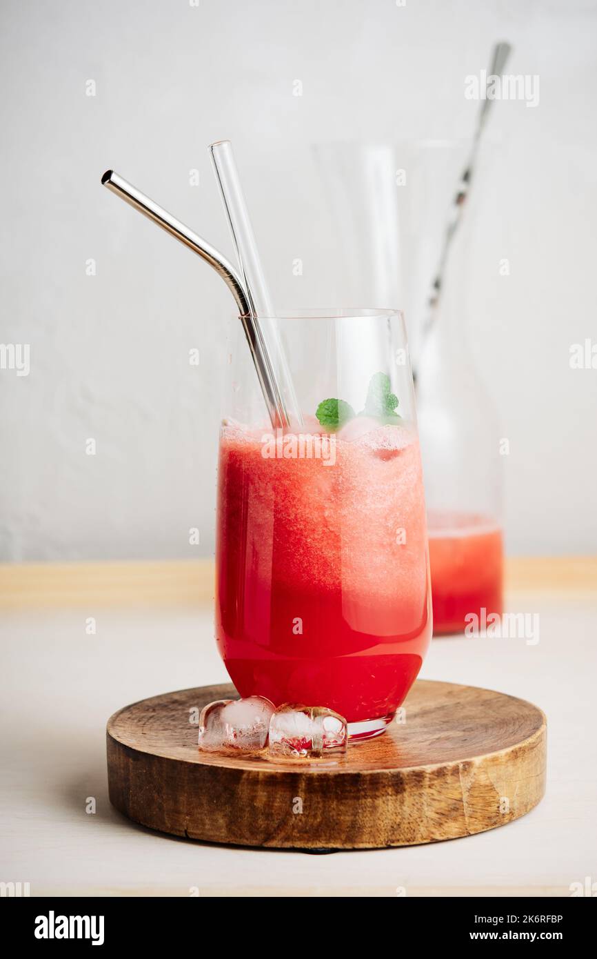 Pastèque rafraîchissante Agua fresca boire dans un verre avec une paille. Banque D'Images