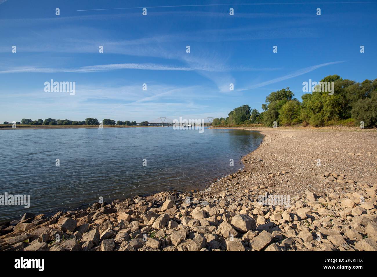 Meerbusch - vue sur deux aéroports - ponts, où manque de pluie au cours du mois dernier avec avoir brûlé des plantes, Rhénanie du Nord Westphalie, allemagne, 21.08.2022 Banque D'Images