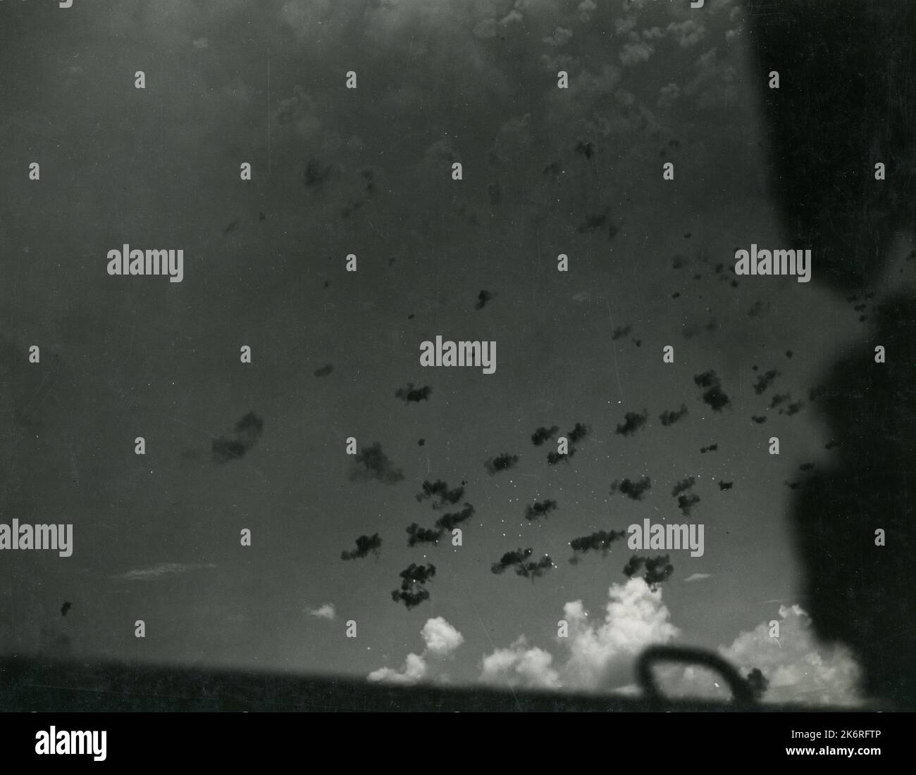 Photographie prise par l'USS Dakota du Sud pendant la bataille de Santa Cruz'l'USS Dakota du Sud (BB-57) se penche en un tour tandis que AA. Et les mitrailleuses continuent à attaquer les avions japonais. Deuxième bataille de Santa Cruz… prise par le Dakota du Sud.'. Banque D'Images