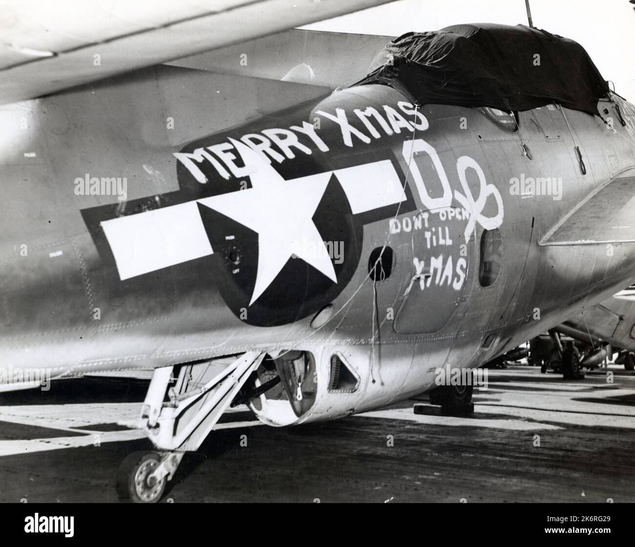 Photo prise sur l'USS Enterprise (CV-6) le jour de Noël "Joyeux Noël!! C’est le message d’accueil que Air Group 6, temporairement basé à bord de l’USS Enterprise (CV-6) lors des récentes attaques contre les îles Marshall et Gilbert, a envoyé leur navire-mère le jour de Noël. » Banque D'Images
