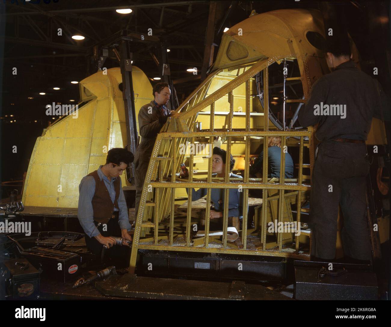 « Construction [of] PBM's est présenté à l'usine Glenn L. Martin, Baltimore, MD. En travaillant sur la partie avant de la coque, un travail de sous-assemblage qui sera installé dans le gabarit une fois terminé.'. Banque D'Images