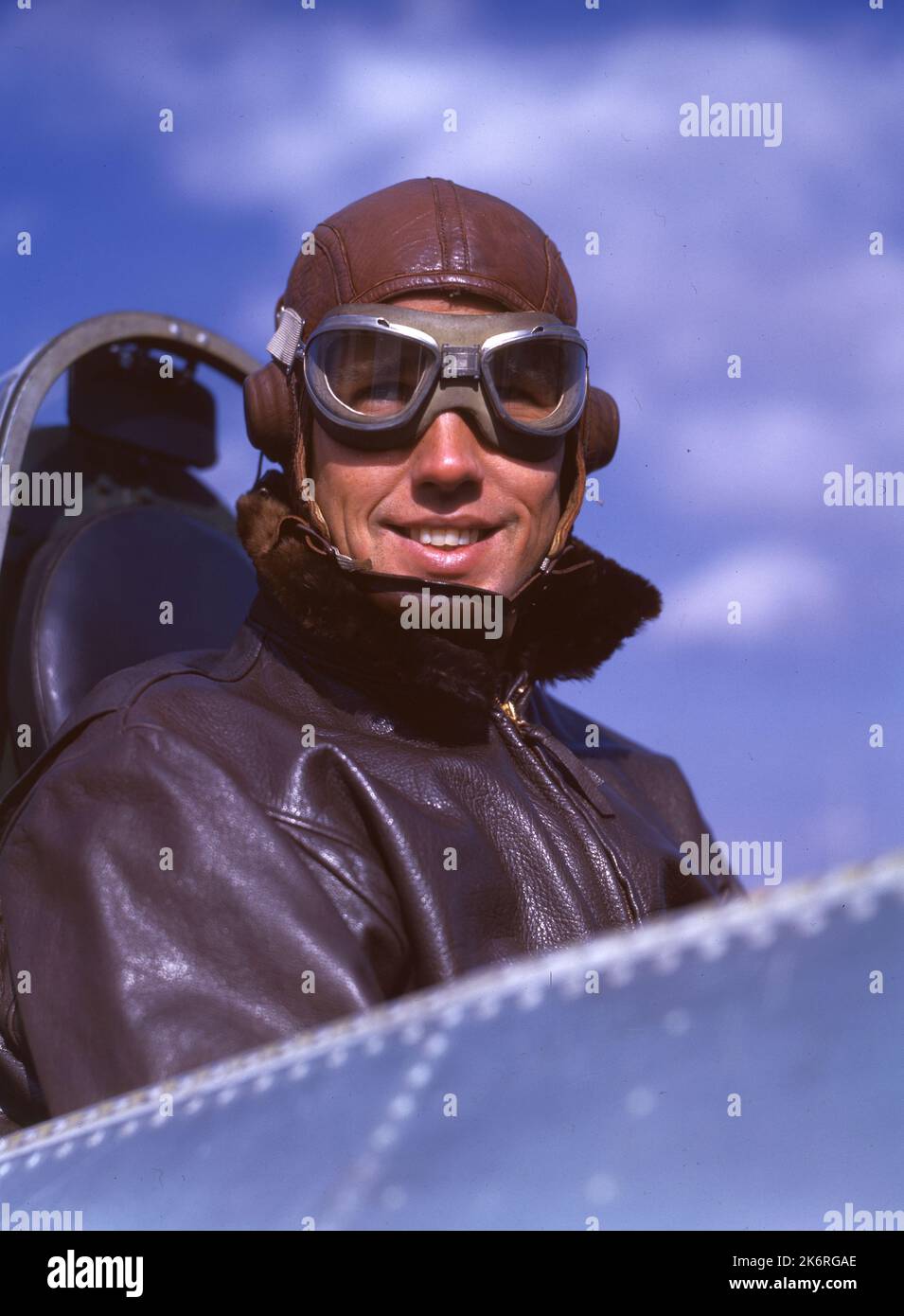 'Marion Carl, USMC, qui a abattu 17 avions Jap, est montrée dans le cockpit de l'avion.' Banque D'Images