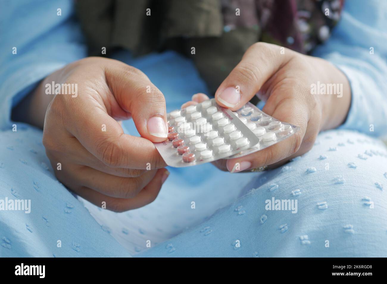 les femmes main tenant les pilules contraceptives de près Banque D'Images