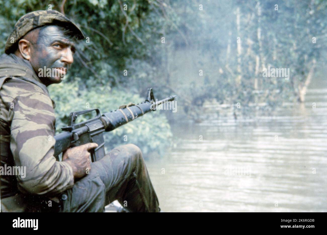 Photographie de l'officier de Petty 1st classe Sam Fournier'Vietnam…Officier de Petty 1st classe Sam Fournier, un membre des États-Unis L'équipe One DE NAVY SEAL (Sea-Air-Land) porte toujours sa peinture à la graisse tout en gardant un point de vue précis sur un bateau d'atterrissage de la Marine qui a ramassé des membres de l'équipe DE PHOQUES après une opération le long de la rivière Bassac. » Photographe : JO1 J.D. Randall. Banque D'Images Photographie de l'officier de Petty 1st classe Sam Fournier'Vietnam…Officier de Petty 1st classe Sam Fournier, un membre des États-Unis L'équipe One DE NAVY SEAL (Sea-Air-Land) porte toujours sa peinture à la graisse tout en gardant un point de vue précis sur un bateau d'atterrissage de la Marine qui a ramassé des membres de l'équipe DE PHOQUES après une opération le long de la rivière Bassac. » Photographe : JO1 J.D. Randall. Banque D'Images
