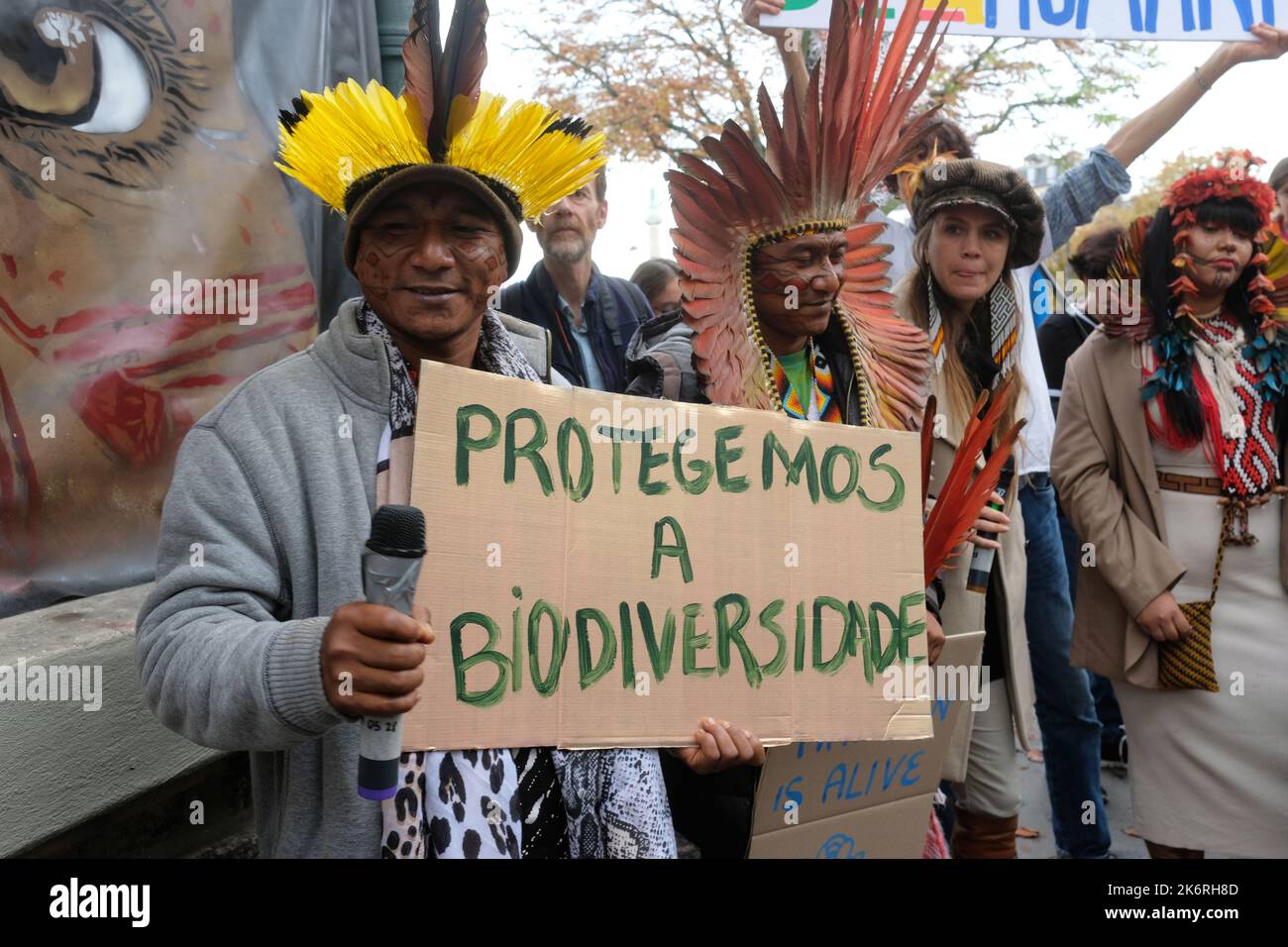 Une marche pour l'amazonie avec 6 présentoirs indignes d'Amazonie et de la forêt Atlantique contre la déforestation et l'orpaillage illégal Banque D'Images
