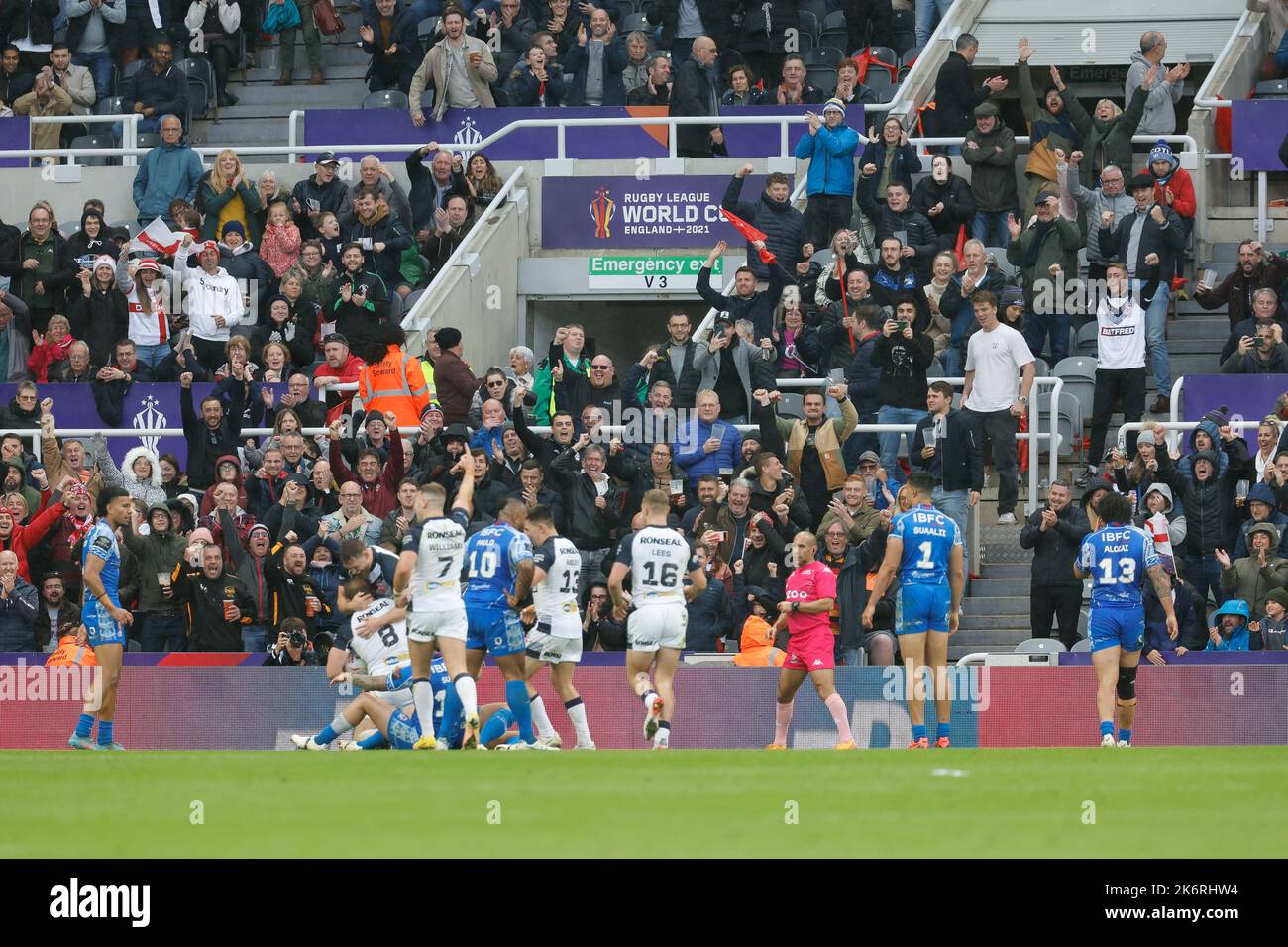 Newcastle, Royaume-Uni. 15th octobre 2022. Thomas Burgess d'Angleterre est félicité devant une foule emballée lors de la coupe du monde de rugby 2021 Pool Un match entre l'Angleterre et les Samoa à St. James's Park, Newcastle, le samedi 15th octobre 2022. (Credit: Chris Lishman | MI News) Credit: MI News & Sport /Alay Live News Banque D'Images