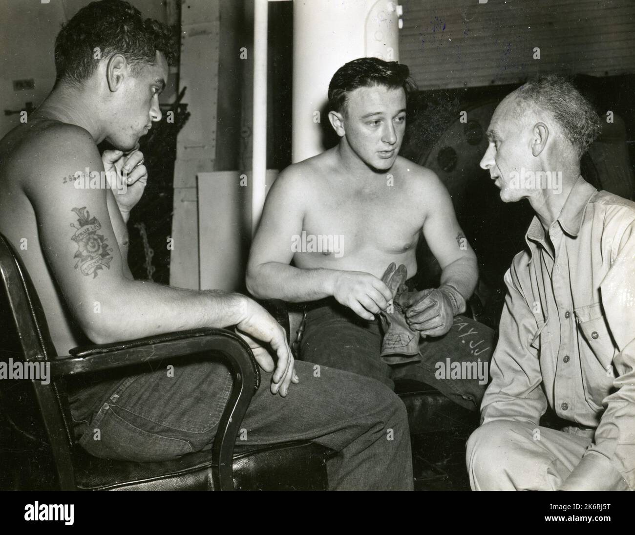 Photo d'Ernie Pyle interviewer Joe J. Ray et Charles W. page sur l'USS Yorktown (CV-10) Banque D'Images