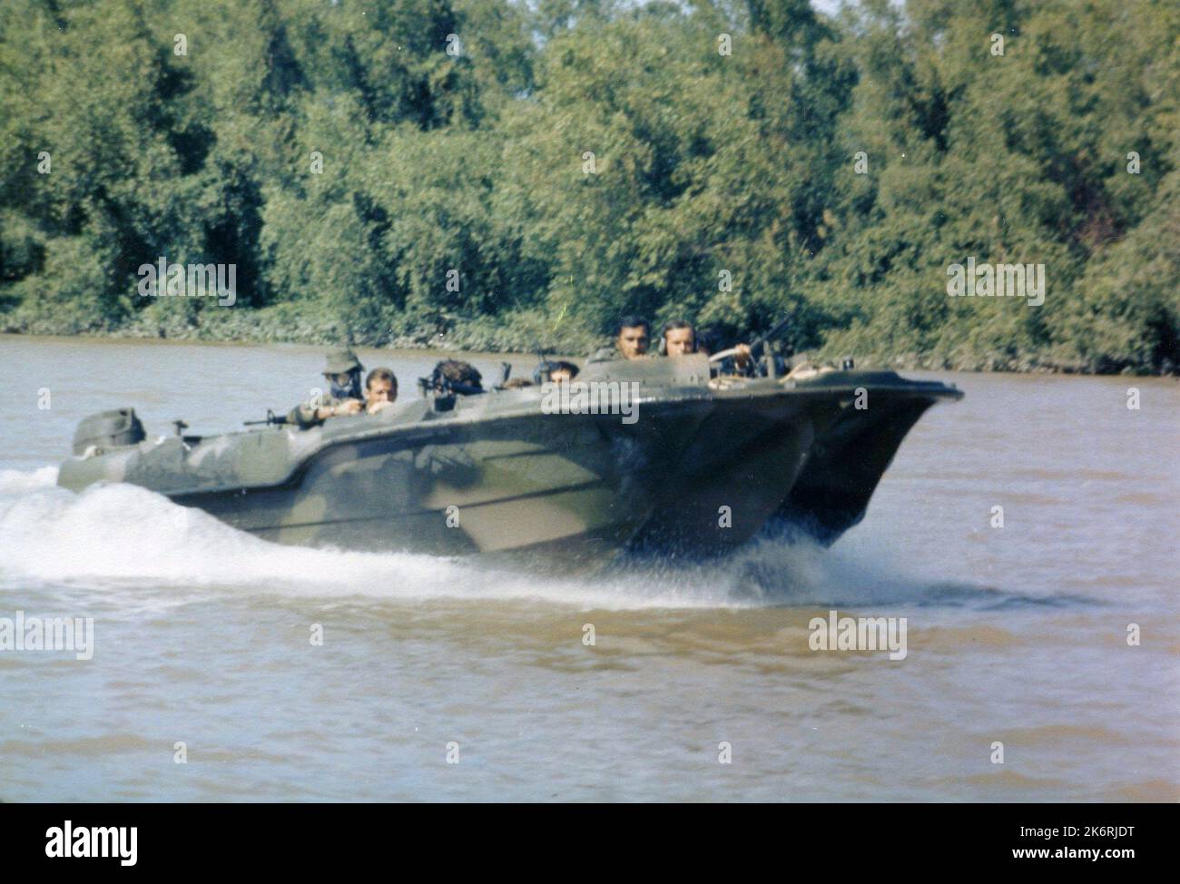 L'équipe du PHOQUE de la Marine un descend le fleuve Bassac'Vietnam… membres des États-Unis L'équipe Marine-Air-Land (SEAL) One descend le long de la rivière Bassac dans un panneau d'assaut de l'équipe DE PHOQUES (STAB) pendant les opérations le long de la rivière au sud de Saigon.' Photographe : J01 J.D. Randall. Banque D'Images