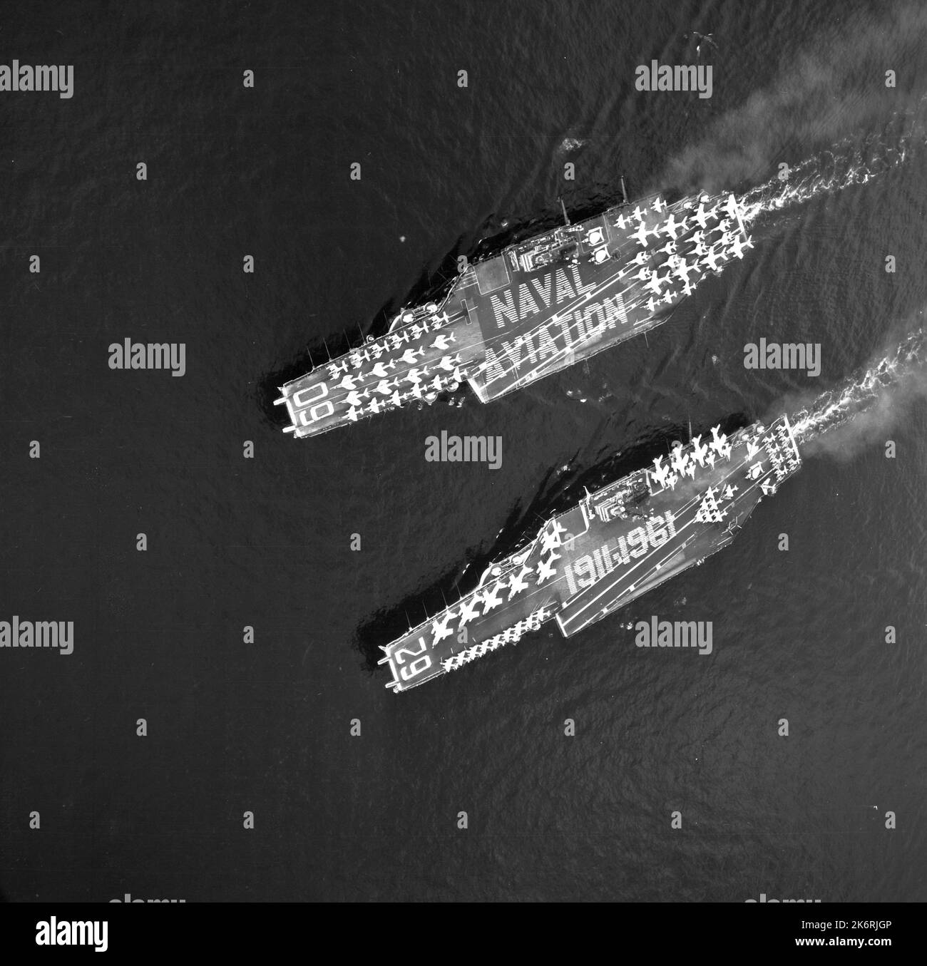 L'USS Saratoga (CV-60) et l'USS Independence (CVA-62) commémorent le 50th anniversaire de l'aviation navale. Les membres d'équipage de la Sixième flotte, Saratoga CV-60 et de l'USS Independence CVA-62, forment les rangs pour énoncer l'Aviation navale 1911-1961 pour commémorer le 50th anniversaire de l'aviation navale. Banque D'Images
