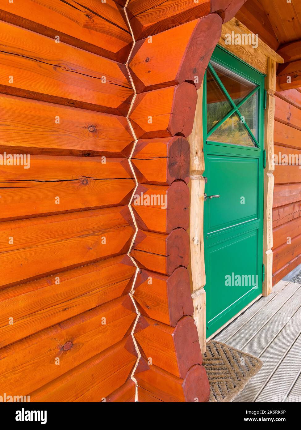 Porche avant et porte d'entrée, en rondins style chalet, Norvège Banque D'Images