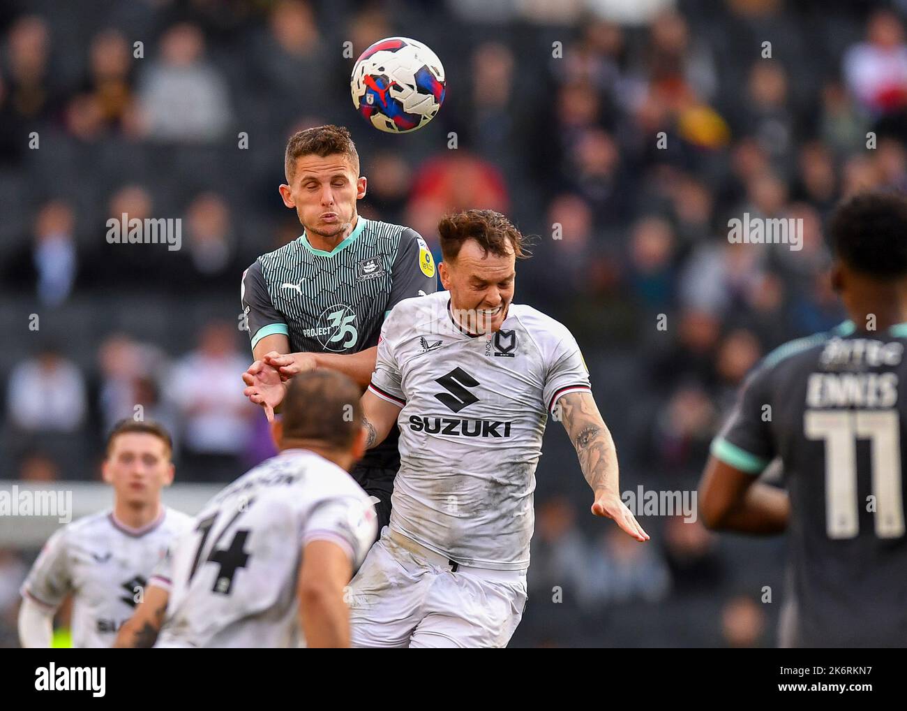 Plymouth Argyle milieu de terrain Jordan Houghton (4) combats dans les airs avec le milieu de terrain Milton Keynes Josh McEachran (6) pendant le match Sky Bet League 1 MK dons vs Plymouth Argyle au stade:mk, Milton Keynes, Royaume-Uni, 15th octobre 2022 (photo de Stanley Kasala/News Images) Banque D'Images