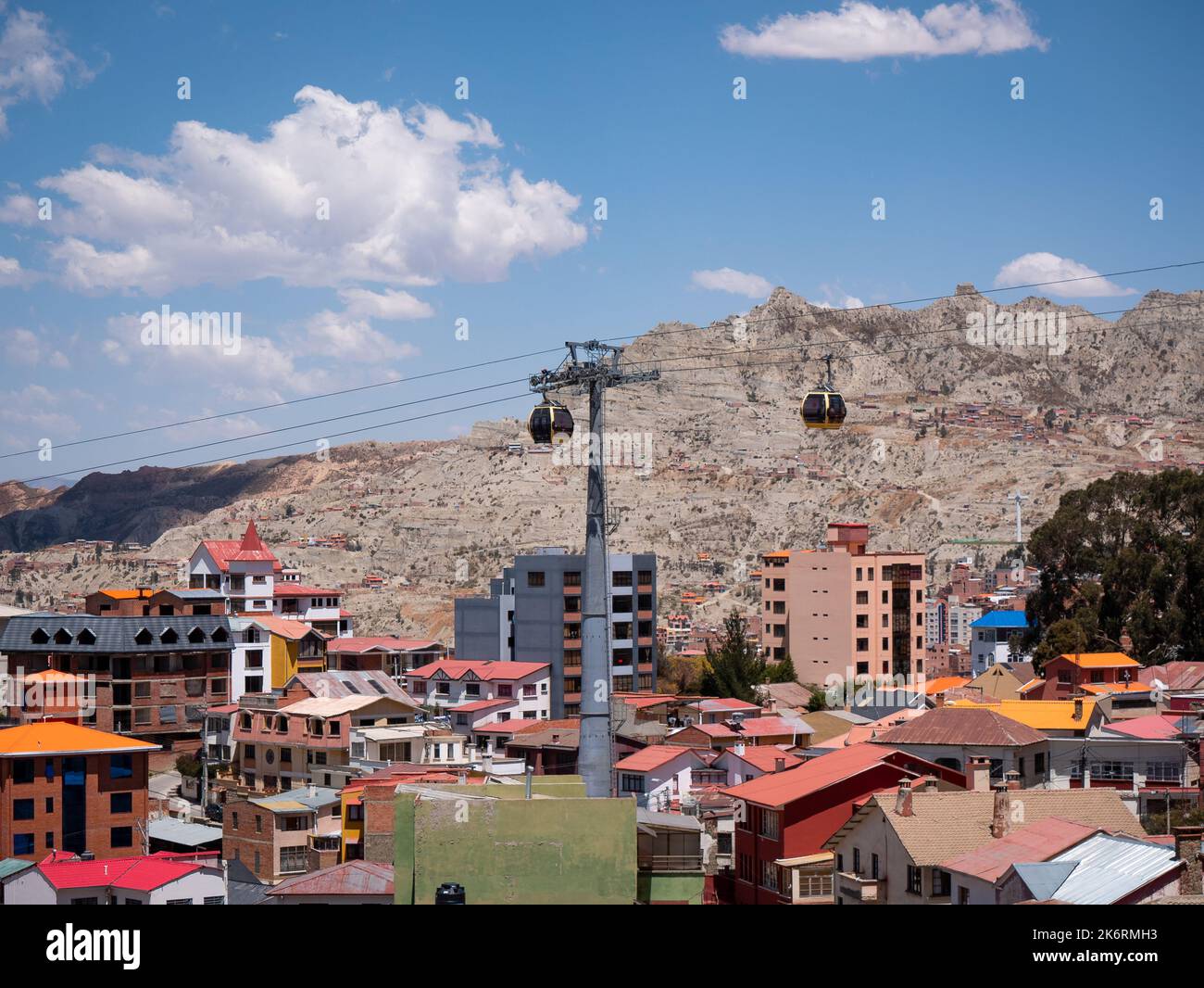 La Paz, Bolivie; 18 septembre 2022: Vue de la ville de la Paz depuis la ligne de téléphérique jaune (mi Teleferico) Cordillère bolivienne des Andes paysages urbains Banque D'Images