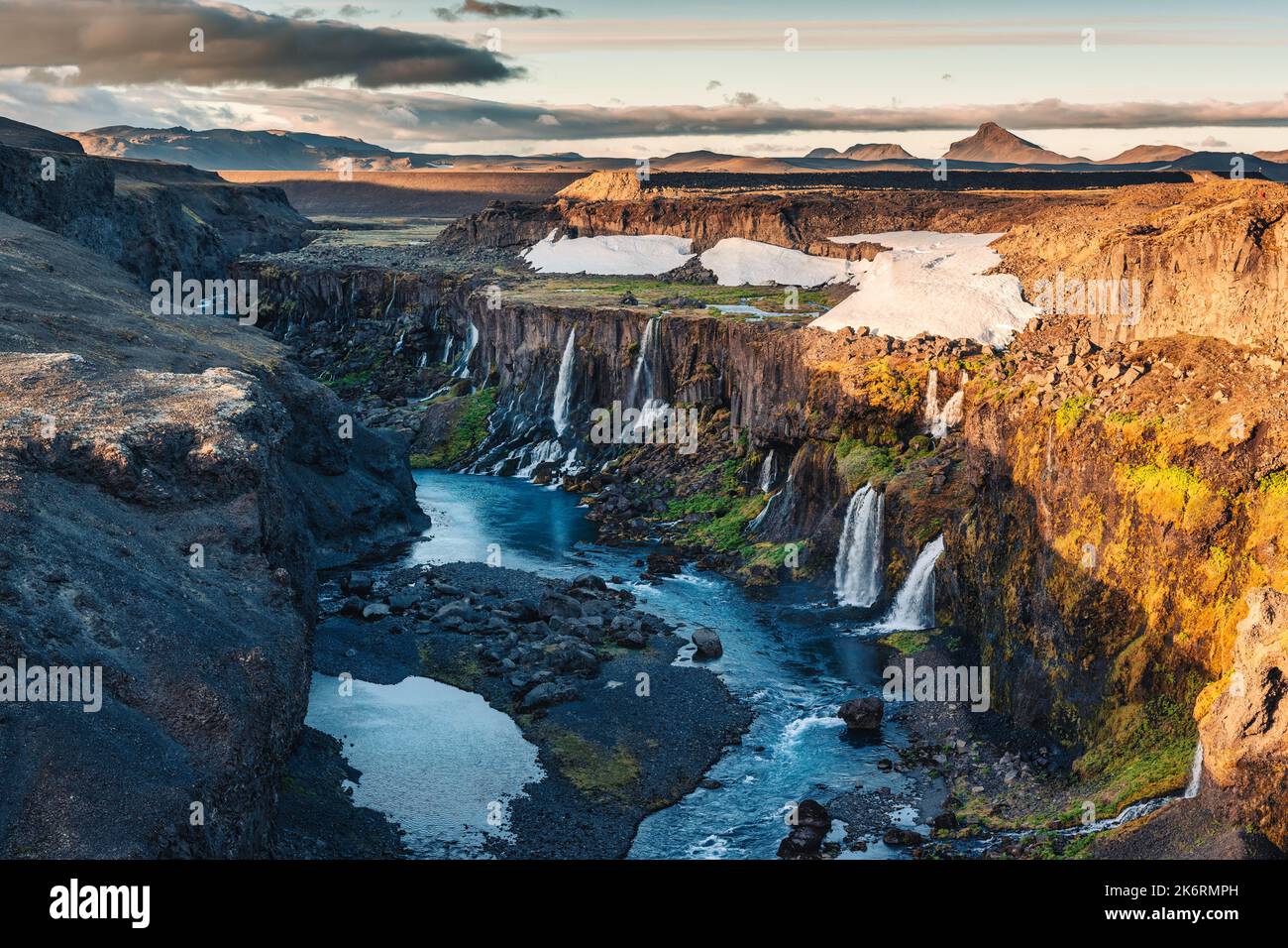 Magnifique coucher de soleil sur Sigoldugljufur avec une minuscule cascade qui coule dans le canyon sur les Highlands islandais en été à l'Islande Banque D'Images