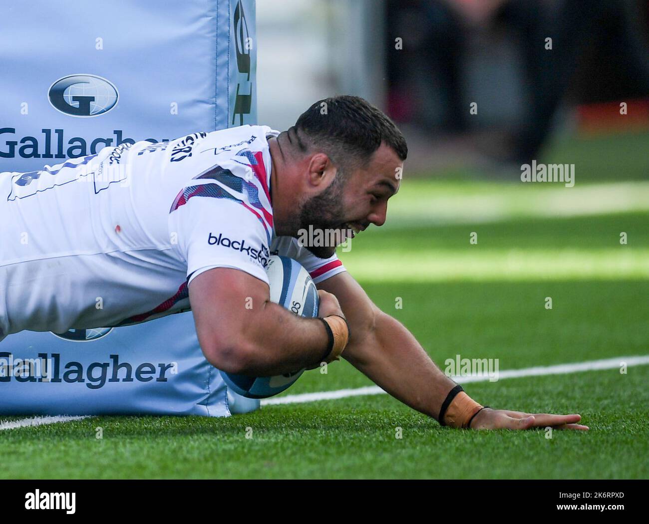 Stade Kingsholm, Gloucester, Royaume-Uni. 15th octobre 2022. Gallaher Premiership Rugby, Gloucester Rugby versus Bristol; Ellis Genge de Bristol Bears a Try Credit: Action plus Sports/Alamy Live News Banque D'Images