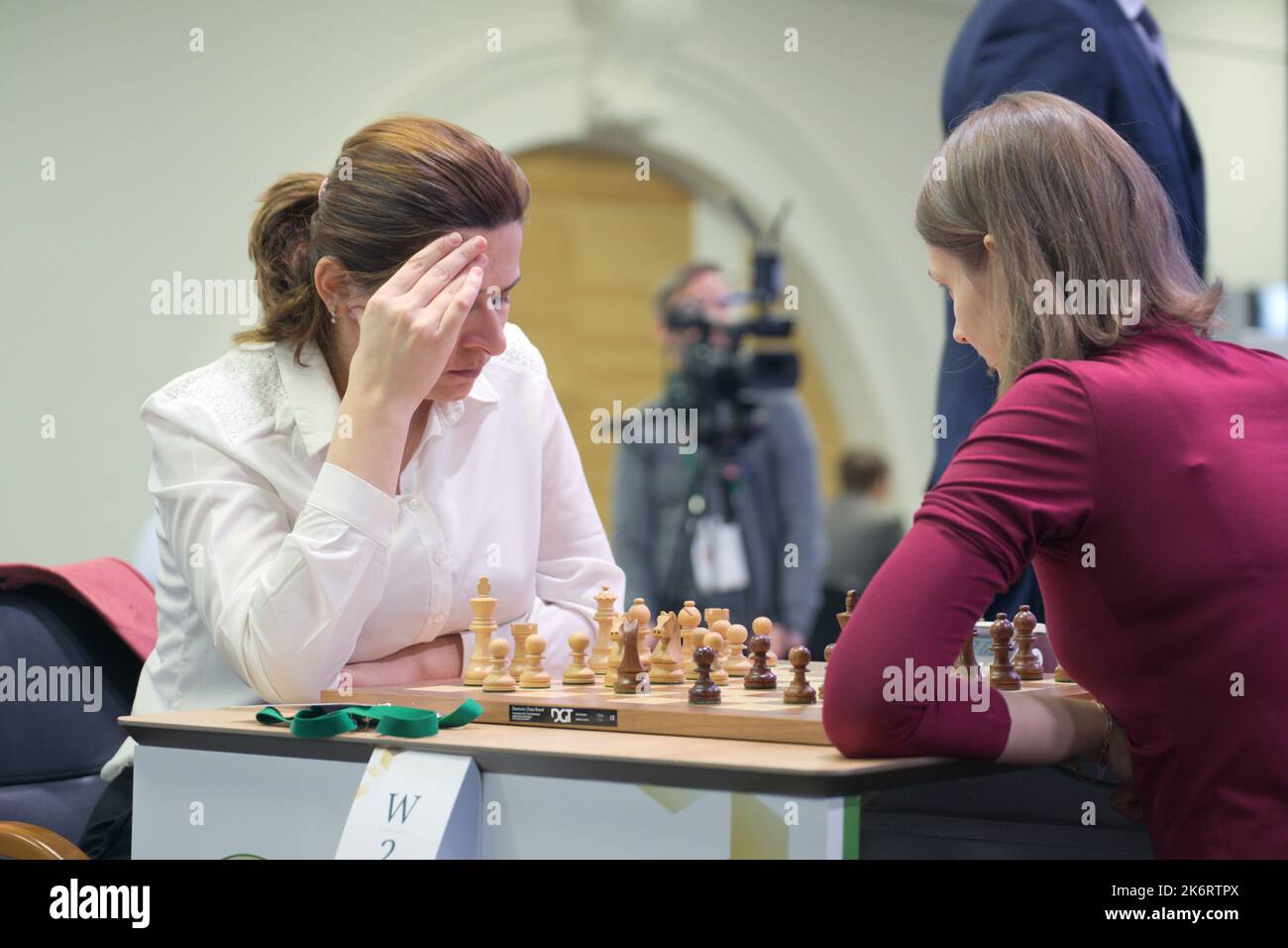 Maître international Gulnar Mammadova, Azerbaïdjan (à gauche) participe au championnat mondial d'échecs rapides King Salman 2018. Enfin, elle a pris 18th place Banque D'Images