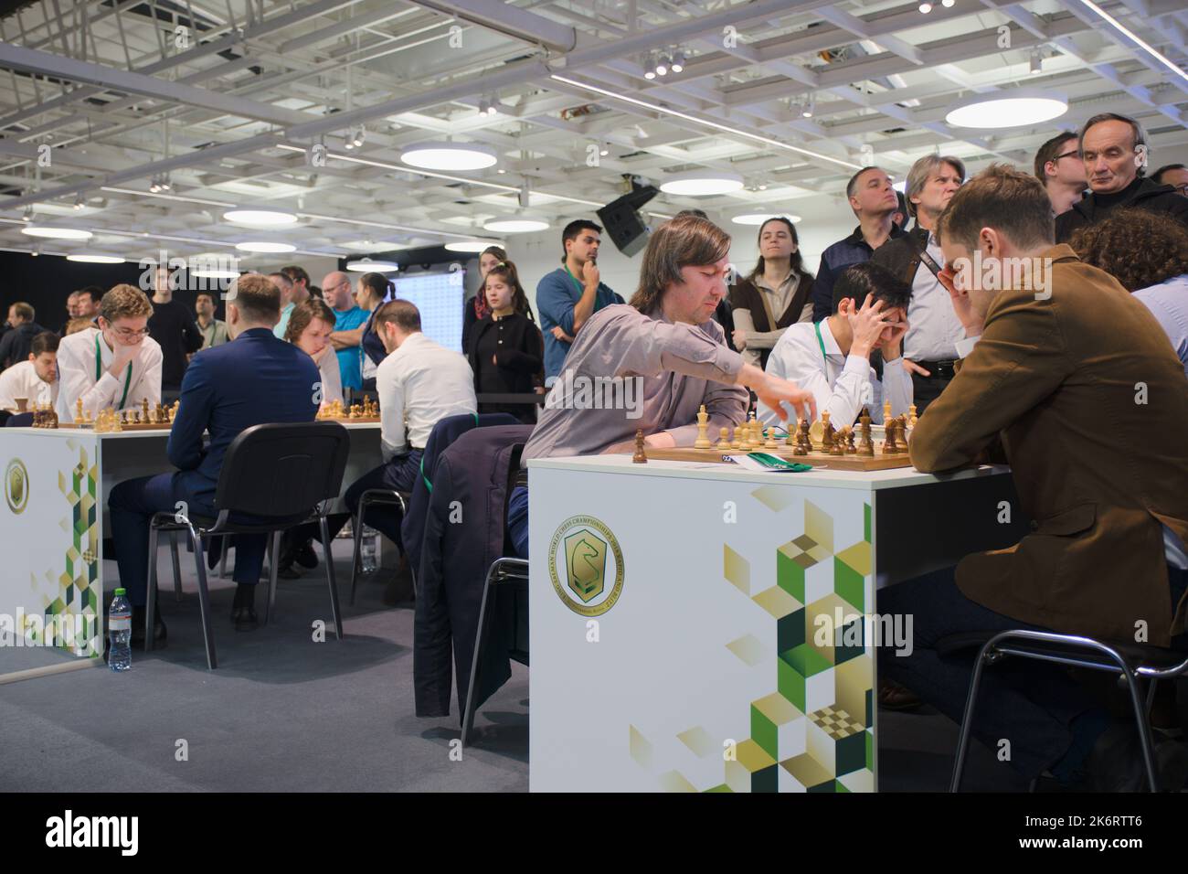 Le grand maître Gata Kamsky, USA (au centre) participe au championnat du monde d'échecs rapides King Salman 2018. Finalement, il a pris 22nd place Banque D'Images