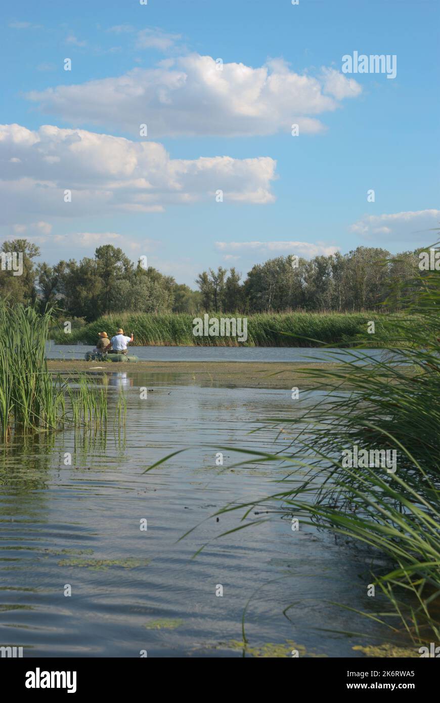 Pêcheurs dans leur bateau gonflable pendant le voyage de pêche dans le golfe de la rivière Dnepr Banque D'Images
