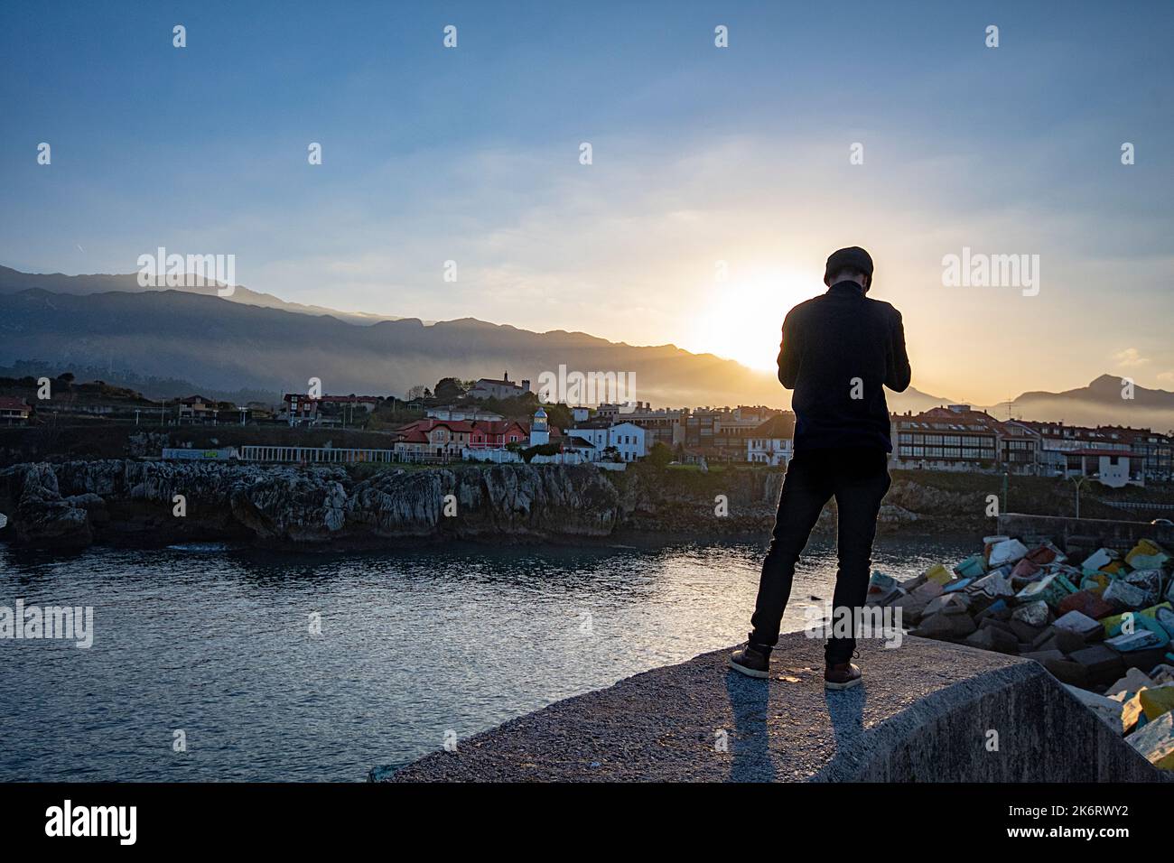 un homme prenant une photo avec contre-jour Banque D'Images