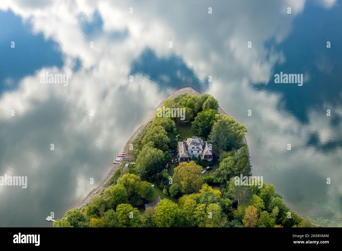 Vue aérienne, maison au lac, promontoire boisée, ciel bleu reflet et nuages dans le lac Möhne, Delecke, lac Möhne, pays aigre, Rhénanie-du-Nord-Westphalie, All Banque D'Images