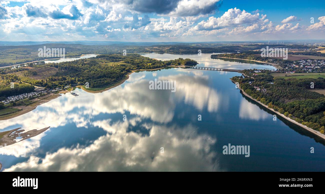 Vue aérienne, pont de Delecker, vue lointaine et ciel bleu avec nuages, reflet des nuages dans le lac Möhne, Delecke, lac Möhne, Sauerland, Rhin-Nord-Ouest Banque D'Images