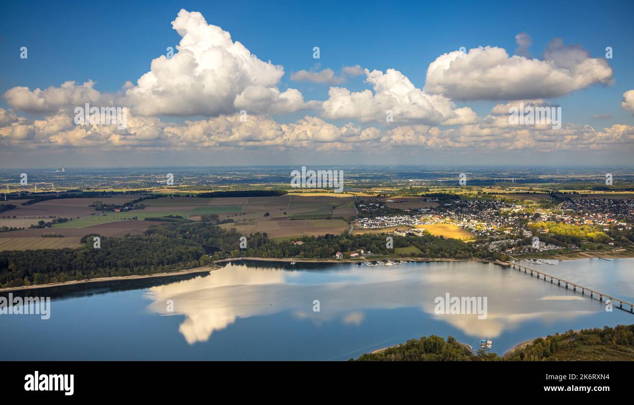 Vue aérienne, vue lointaine et ciel bleu avec nuages, reflet des nuages dans le bassin de Delecker au pont de Körbecker, Delecke, Möhnesee, Sauerland, Nord RH Banque D'Images