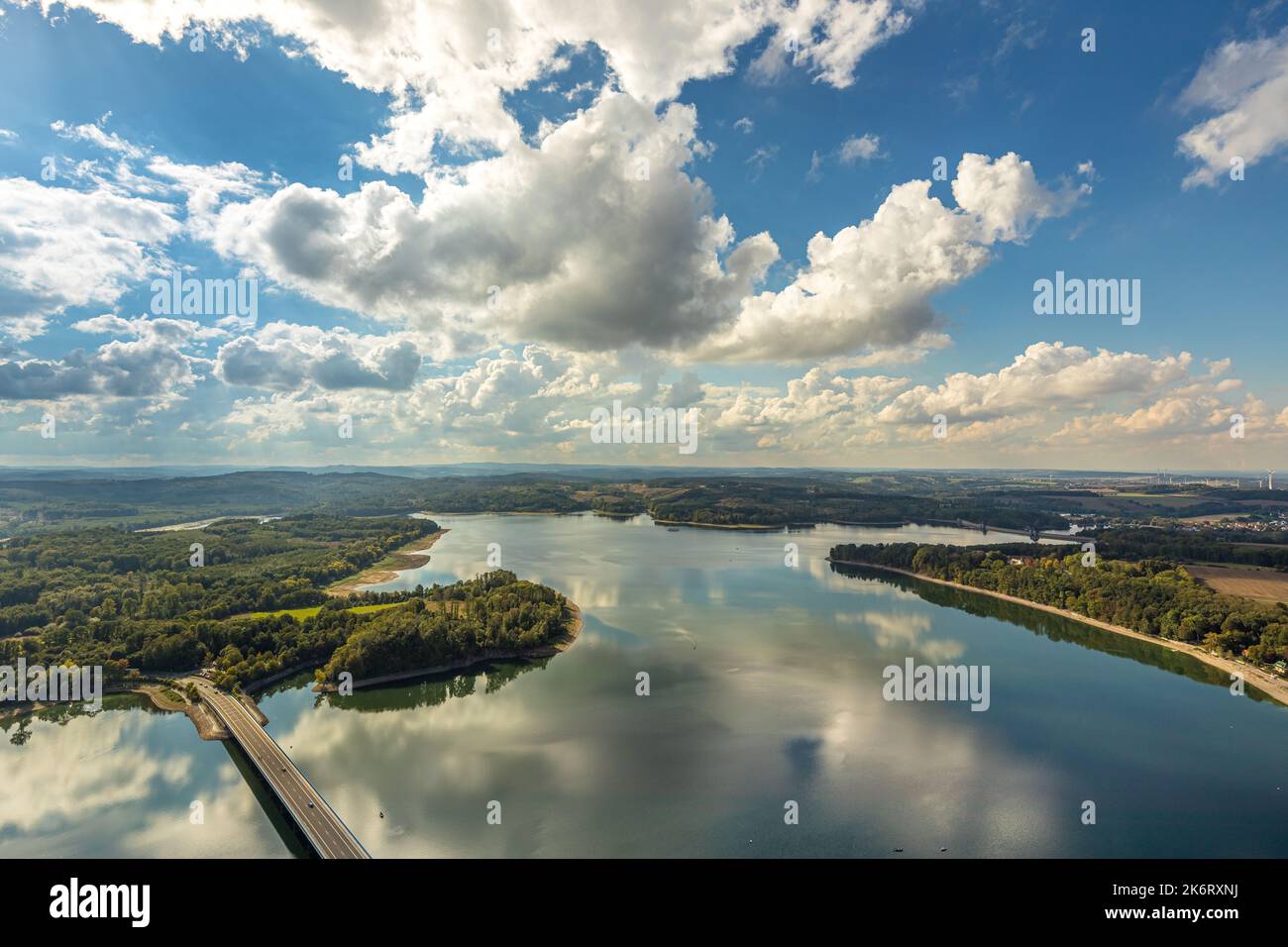 Vue aérienne, pont Delecker avec vue lointaine et ciel bleu avec nuages, reflet des nuages dans le lac Möhne, Delecke, lac Möhne, Sauerland, Nord RHI Banque D'Images