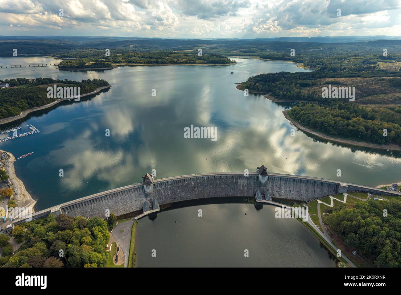 Vue aérienne, barrage de Möhne, reflet des nuages dans le lac de Möhne, Günne, lac de Möhne, pays aigre, Rhénanie-du-Nord-Westphalie, Allemagne, DE, Europe, photographie aérienne Banque D'Images