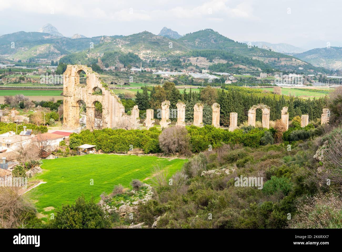 Sabiabali, Antalya, Turquie – 9 février 2021. Ruines de l'aqueduc romain d'Aspendos dans le village Sabiabali de la province d'Antalya en Turquie. Le village est Banque D'Images