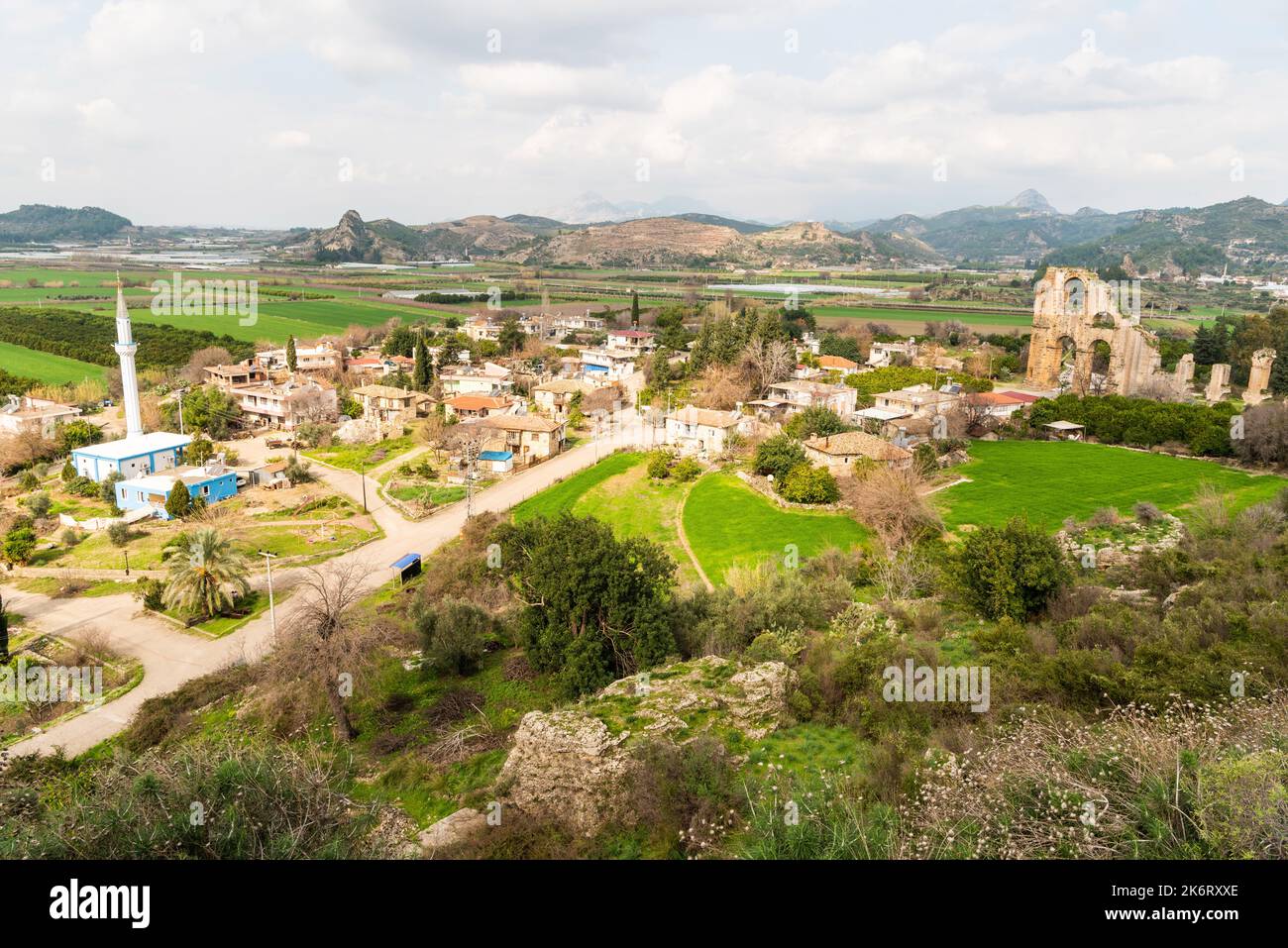 Sabiabali, Antalya, Turquie – 9 février 2021.vue sur le village Sabiabali et les ruines adjacentes de l'aqueduc romain d'Aspendos, dans la province d'Antalya de Tur Banque D'Images