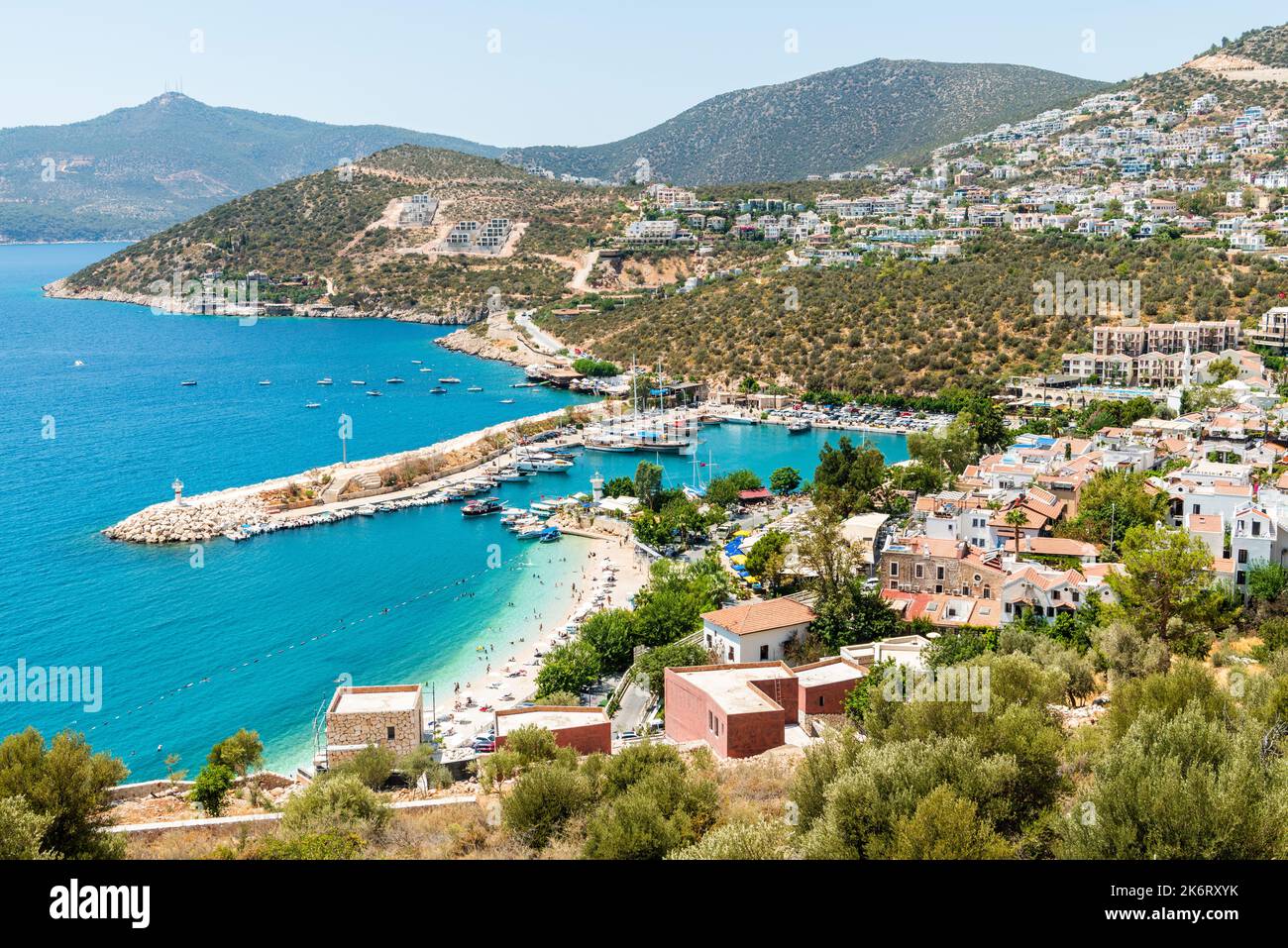 Kalkan, Antalya, Turquie – 13 août 2021. Vue sur le centre-ville de Kalkan sur la côte méditerranéenne de la province d'Antalya en Turquie. Banque D'Images