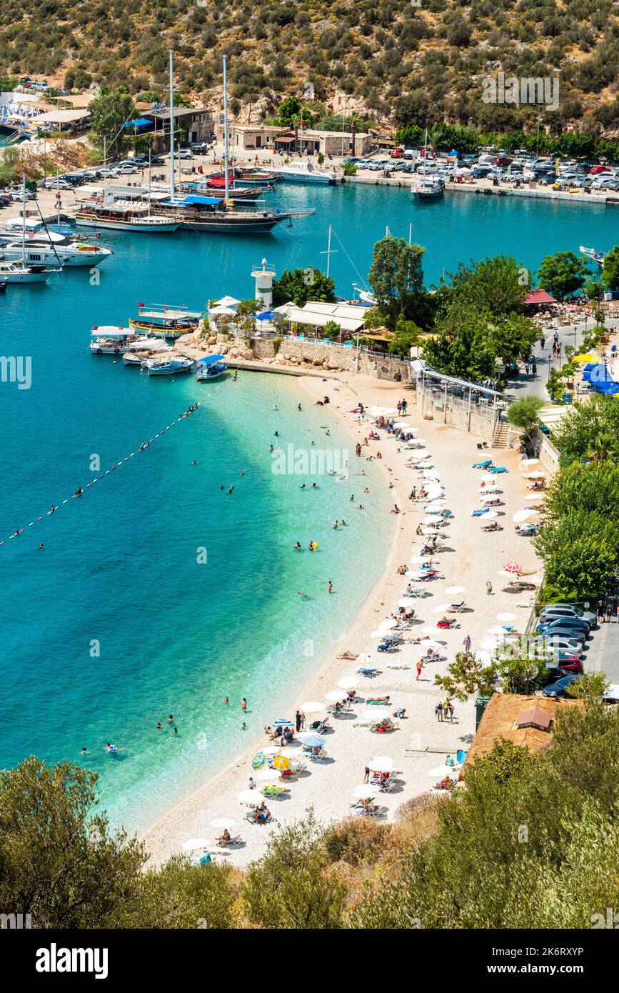 Kalkan, Antalya, Turquie – 13 août 2021. Vue sur la plage publique et le port de la station balnéaire de Kalkan, sur la côte méditerranéenne d'Antalya prov Banque D'Images
