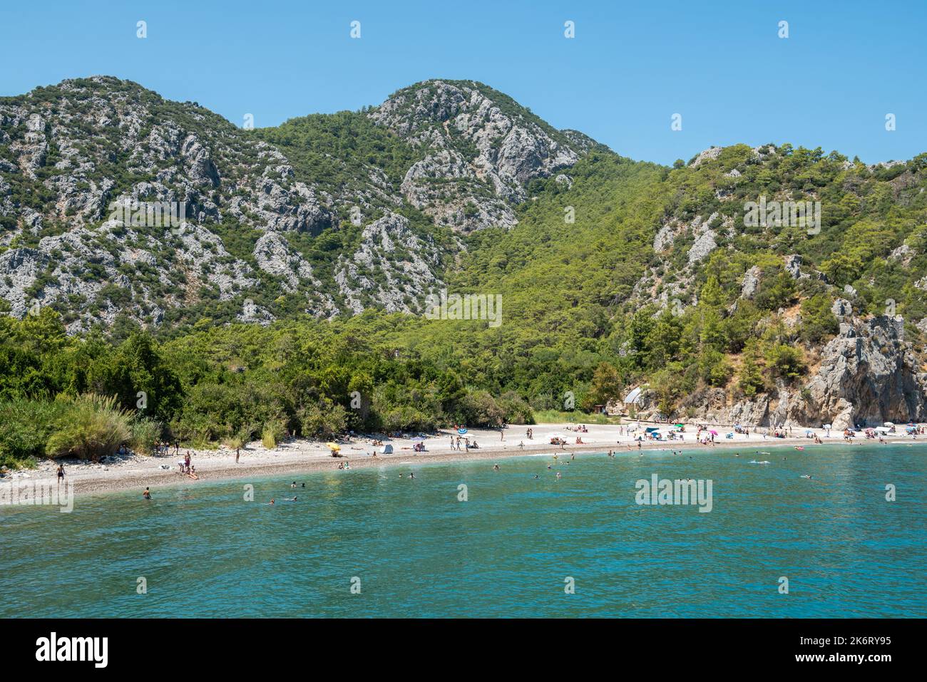 Olympos, Antalya, Turquie – 16 août 2021. Paysage dans le hameau de vacances Olympos dans la province d'Antalya en Turquie. Vue sur la plage avec les gens et le mont Banque D'Images