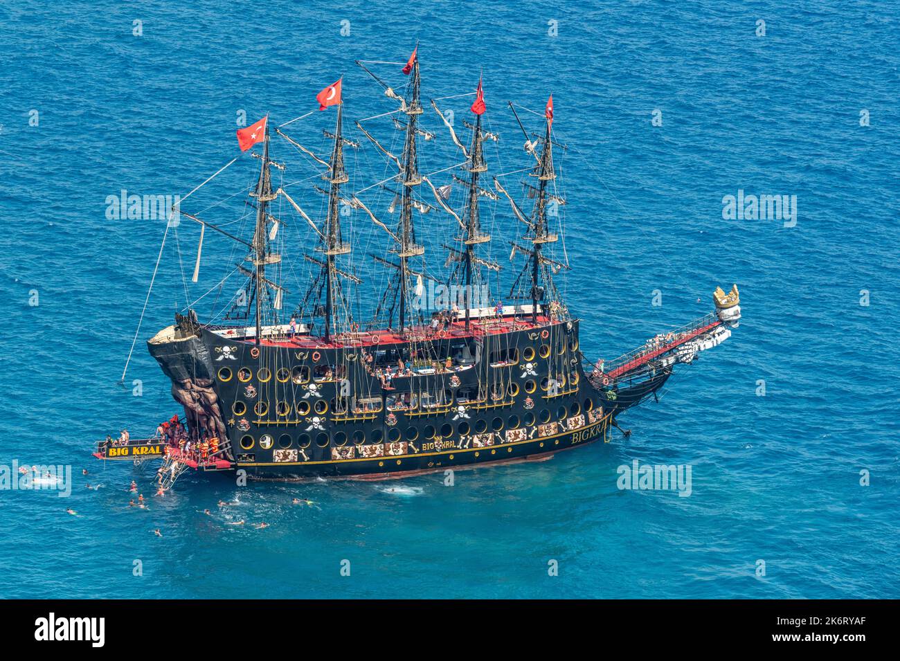 Alanya, Turquie – 18 août 2021. Bateau pirate Big Kral pour des excursions touristiques à Alanya, Turquie. Le navire est dit être le plus grand navire pirate de Tur Banque D'Images