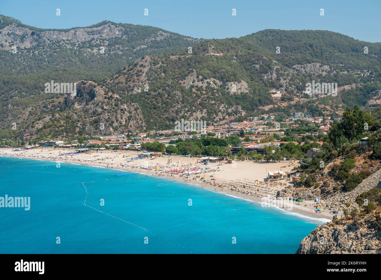 Oludeniz, Mugla, Turquie – 22 août 2021. Vue sur la plage de Belcekiz dans la station balnéaire d'Oludeniz dans le quartier Fethiye de la province de Mugla en Turquie. Banque D'Images