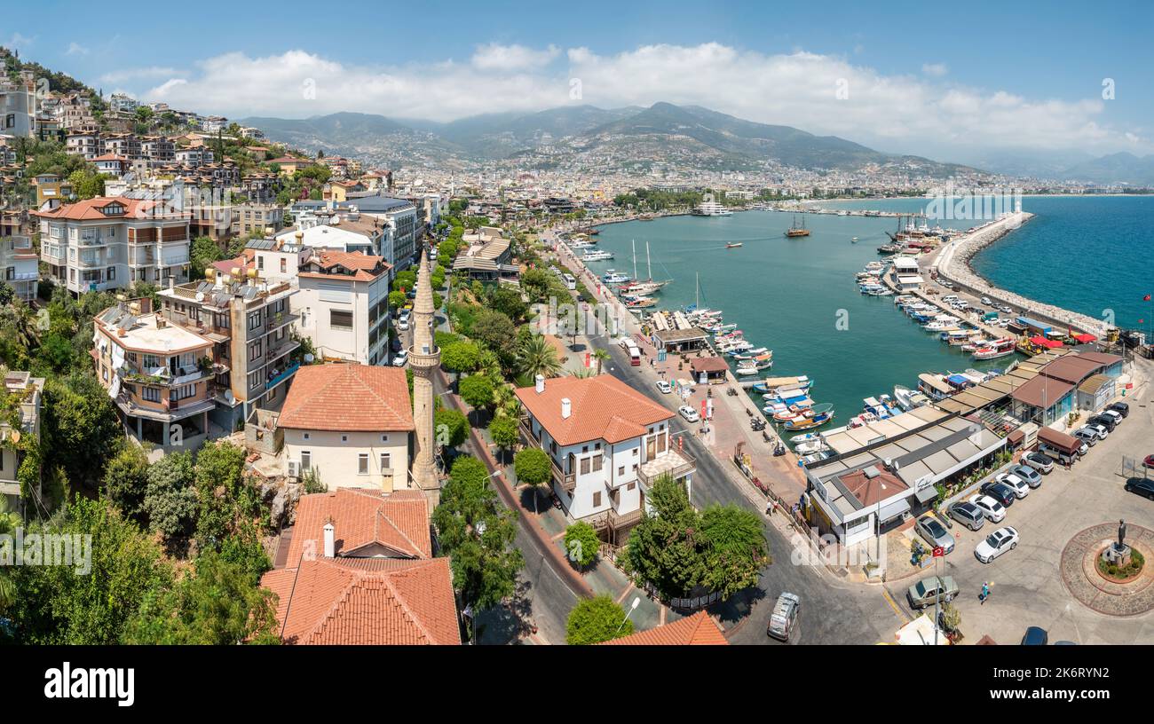 Alanya, Turquie – 18 août 2021. Vue sur le port d'Alanya, Turquie. Vue avec bâtiments résidentiels, propriétés commerciales, bateaux et voitures. Banque D'Images