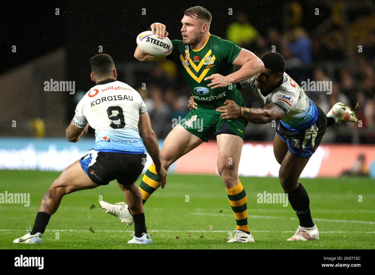 Angus Crichton (au centre), en Australie, tente de tenir le ballon sous la pression des Apisai Koroisau (à gauche) et coéquipier des Fidji lors du match de rugby à XV de la coupe du monde de groupe B au stade Headingley, à Leeds. Date de la photo: Samedi 15 octobre 2022. Banque D'Images