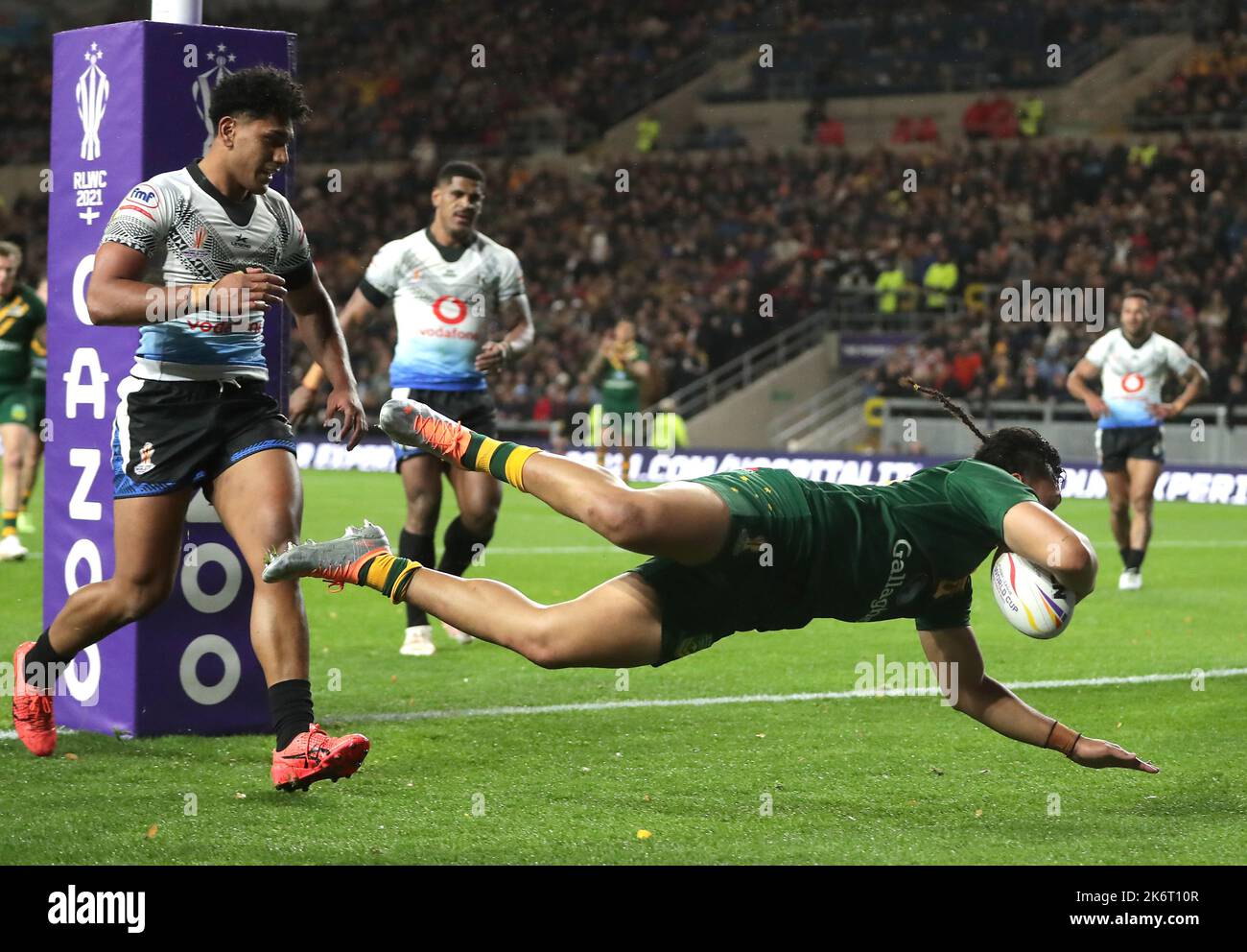 Jeremiah Nanai, en Australie, marque la première tentative de son équipe lors du match de rugby à XV de la coupe du monde du groupe B au stade Headingley, à Leeds. Date de la photo: Samedi 15 octobre 2022. Banque D'Images
