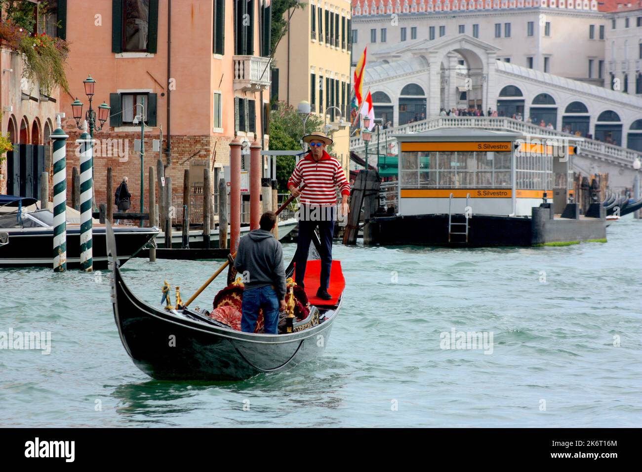Télécabine devant le pont du Rialto sur le Grand Canal à Venise Banque D'Images