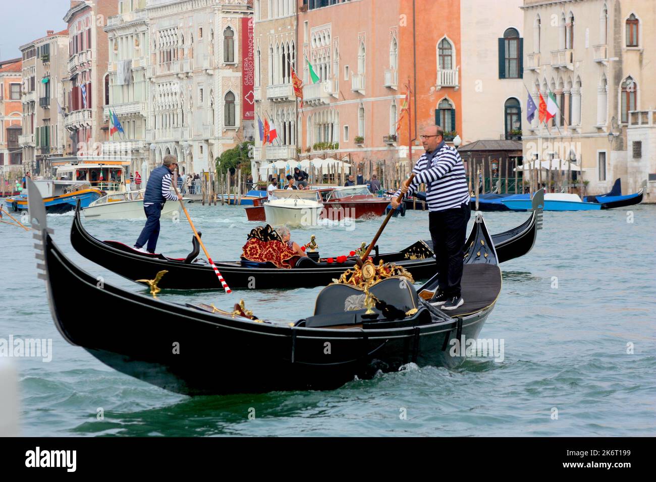 Gondolier sur les canaux de Venise Banque D'Images