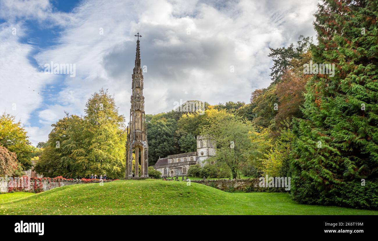 Bristol High Cross s'installe à Stourhead en 1765 avec l'église médiévale St Peters prise à Stourton, Wiltshire, Royaume-Uni le 15 octobre 2022 Banque D'Images