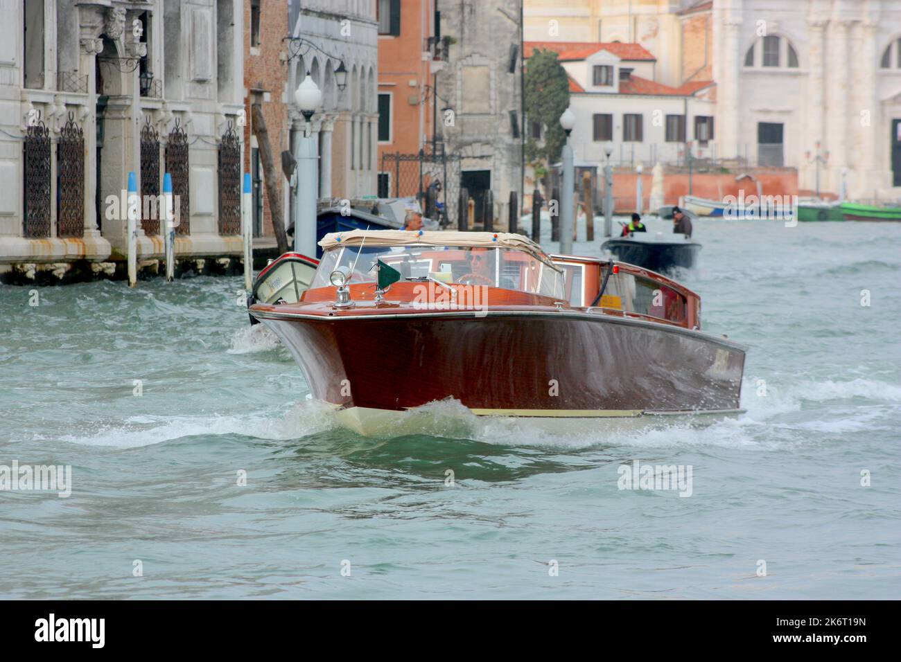 Bateaux-taxis sur le Grand Canal à Venise Banque D'Images
