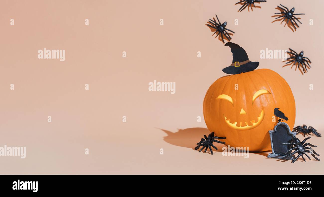 Bannière Halloween - méchant visage citrouille tête Jack o'lanterne. Chapeau de sorcière, araignées à chenilles. Sourire à la citrouille effrayant. Décoration d'Halloween. Fête d'Halloween. COP Banque D'Images