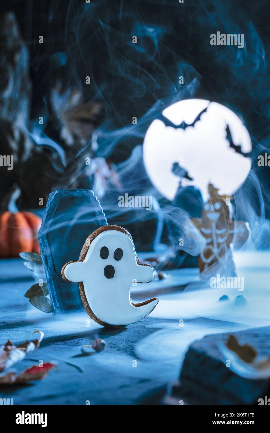 Arrière-plan effrayant pour Halloween. Cimetière et pierres tombales à la nuit effrayante et au clair de lune bleu. Voler un adorable monstre effrayant. Silhouettes de chauve-souris. Cemeter Banque D'Images Arrière-plan effrayant pour Halloween. Cimetière et pierres tombales à la nuit effrayante et au clair de lune bleu. Voler un adorable monstre effrayant. Silhouettes de chauve-souris. Cemeter Banque D'Images