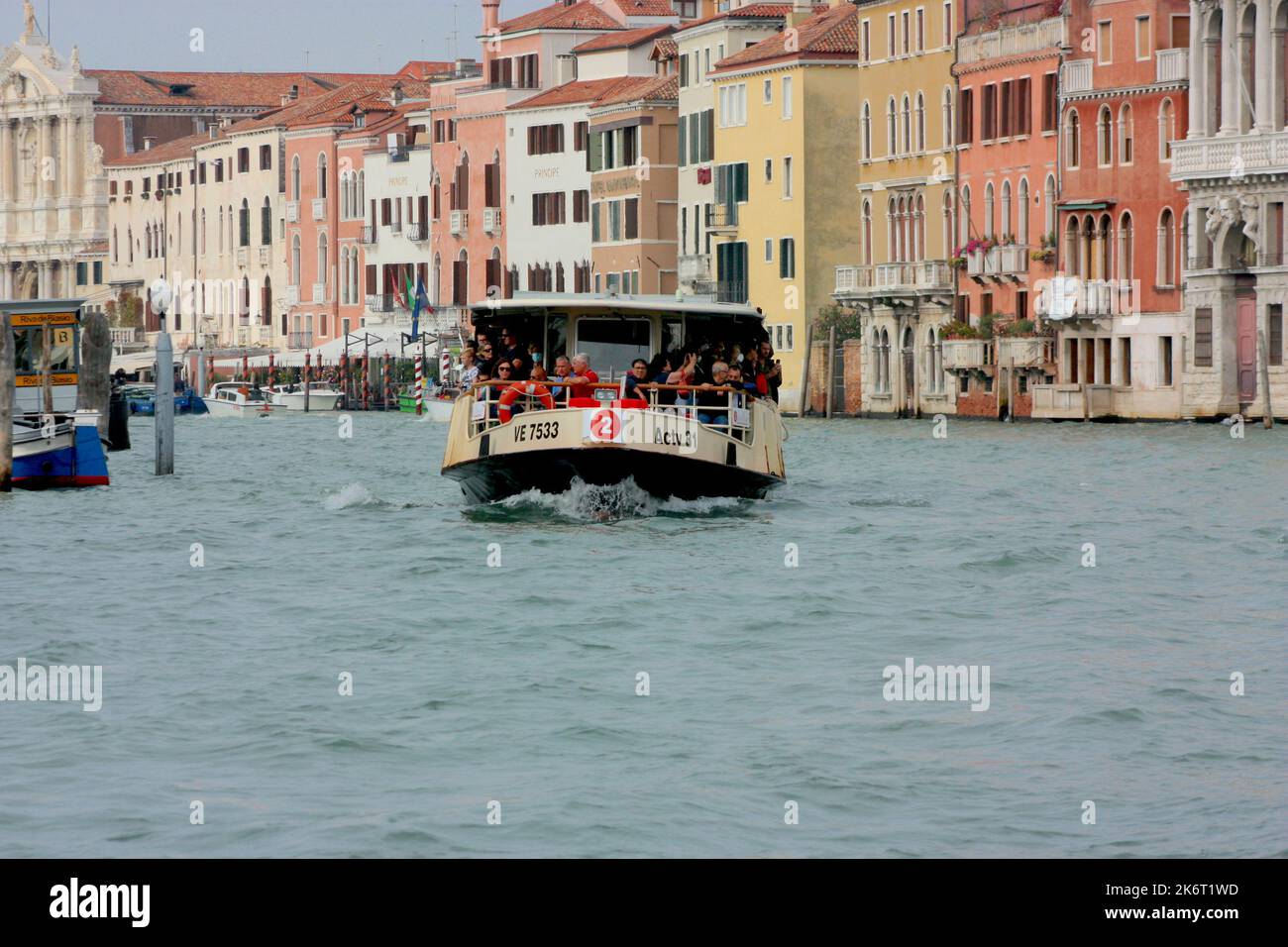 Bateau-bus sur le Grand Canal à Venise Banque D'Images