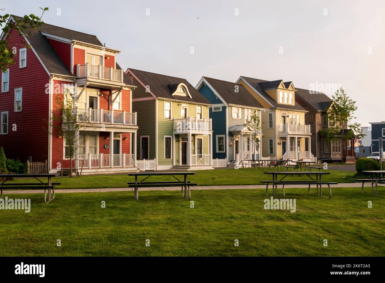 Une rangée de maisons colorées dans la lumière du soir à Seabrook, État de Washington, États-Unis. Banque D'Images