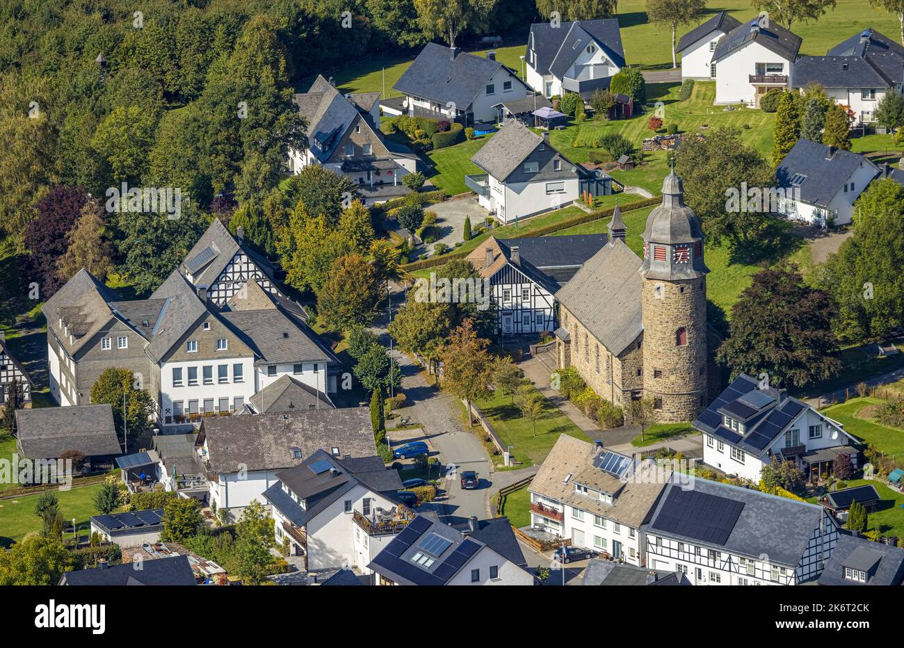 , Vue aérienne, centre du village et église catholique St. Michael, Holthausen, Schmallenberg, pays aigre, Rhénanie-du-Nord-Westphalie, Allemagne, site de culte, DE Banque D'Images