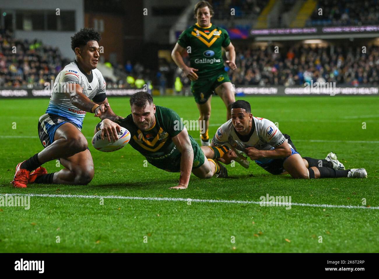 Angus Crichton, d'Australie, va essayer pendant la coupe du monde de rugby 2021 match Australie contre Fidji au stade Headingley, Leeds, Royaume-Uni, 15th octobre 2022 (photo de Craig Thomas/News Images) Banque D'Images