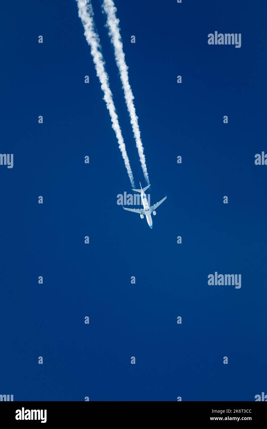 Boeing 737 volant. Air to Air photo des contrailles Banque D'Images